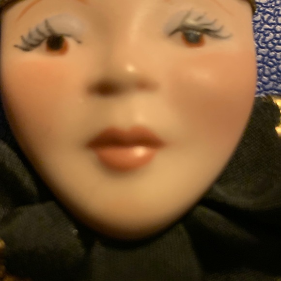 Vintage Porcelain Cameo Face Brooch with Gold Accents - Picture 4 of 7